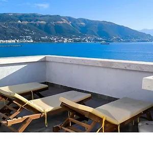 https://eiriks-beachfront-apartments-penthouse.albaniahotels.org